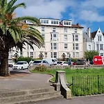 Southsea Escape - Coastal Holiday Apartment - 2 Double Bedrooms