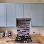 Southsea Escape - Coastal Holiday Apartment - 2 Double Bedrooms