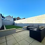 Open Mind Property - 6 Luxury Bedrooms With Free Parking