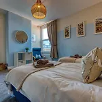 Easter Special Offer!! Modern, Stunning & Stylish 2-Br Contractor House, Prime Portsmouth Location With Free Parking Permit - By Blue Puffin Stays