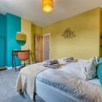 Easter Special Offer!! Modern, Stunning & Stylish 2-Br Contractor House, Prime Portsmouth Location With Free Parking Permit - By Blue Puffin Stays