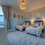 Easter Special Offer!! Modern, Stunning & Stylish 2-Br Contractor House, Prime Portsmouth Location With Free Parking Permit - By Blue Puffin Stays