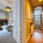 4-Br Manor, Stunning, Modern And Spacious- Pet Friendly! Sleeps 9, Portsmouth - By Blue Puffin Stays