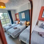 4-Br Manor, Stunning, Modern And Spacious- Pet Friendly! Sleeps 9, Portsmouth - By Blue Puffin Stays