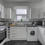 Stunning 3 Bed Chic Townhouse, Parking & Pet Friendly! Spacious - Sleeps 8 By Blue Puffin Stays