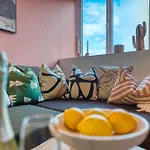 Easter Special Offer!! Cosy 2-Br Stunning City Apartment, Spacious, Sleeps 6, With Onsite Parking - Near Gunwharf Quays & Beach - By Blue Puffin Stays