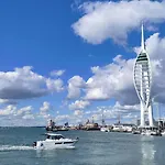 A Stylish Flat Offering A Private Bedroom Near Landmark Of Portsmouth