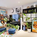 A Stylish Flat Offering A Private Bedroom Near Landmark Of Portsmouth