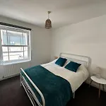 Central Portsmouth Seaside Serenity Modern 2-Bed Flat In Southsea