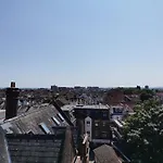 Spacious 4-Bedroom Penthouse Sleeps 8 - Great City View And Free Parking