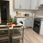 Town House Less Than 20 Mins Walk To The Beach