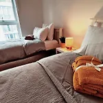 Issara Apartments 49 - Great Location & Private Parking