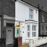 4 Bed Gorgeous Open Plan Chic Townhouse, Central Portsmouth! Great For Groups-With Parking & Xbox - By Blue Puffin Stays