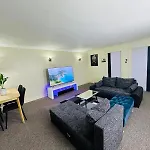 A Cozy Room In A Well Furnished Apartment Close To The Sea Front And Gun Wharf And Land Marks