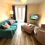 Spacious Two Bedrooms Apartment For Business And Holiday