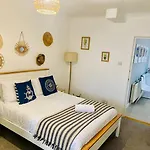 Stunning Spacious 3 Bedroom Seafront Apartment 2 Minute Walk To Beach, Shops, Restaurants