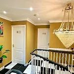 Zayd - Cozy Garden, Gunwharf Quays, Portsmouth Harbour Train Station, Close Parking, Sleeps 1-8 Comfortably