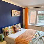Zayd - Cozy Garden, Gunwharf Quays, Portsmouth Harbour Train Station, Close Parking, Sleeps 1-8 Comfortably