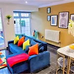 Zayd - Cozy Garden, Gunwharf Quays, Portsmouth Harbour Train Station, Close Parking, Sleeps 1-8 Comfortably