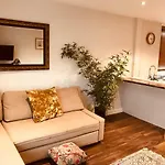 Modern One Bedroom Apartment Near The Seafront