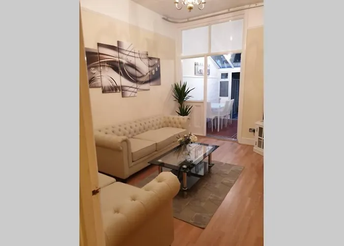 Beautiful Spacious Flat With Garden