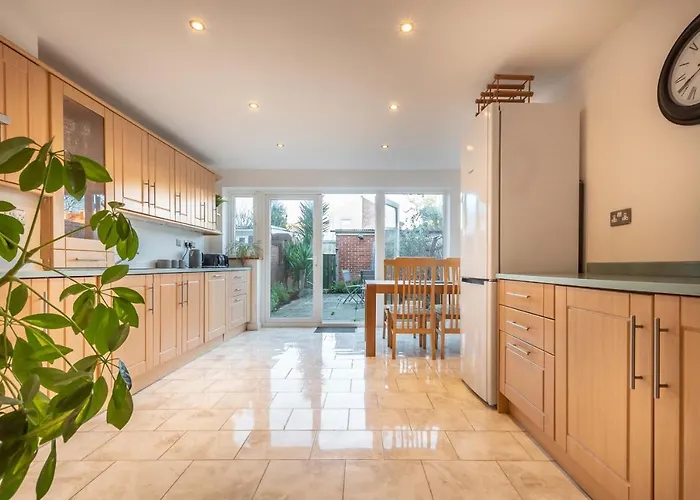 Best Price! Large Home For 4 - Smart Tv - Comfy Beds - Garden - 4 Single Beds Or 2 Doubles!