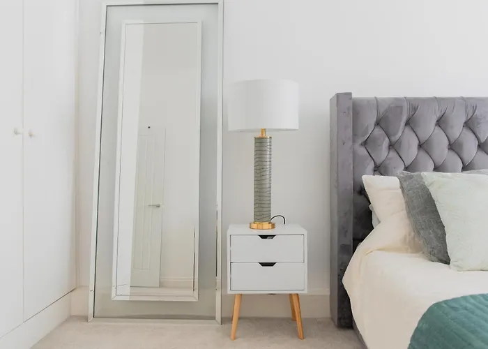 Portsmouth City Centre Modern Apartment - With Free Parking