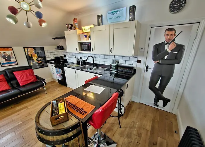 Southsea Royale James Bond 3 Bed Cool Penthouse, Seafront Parking