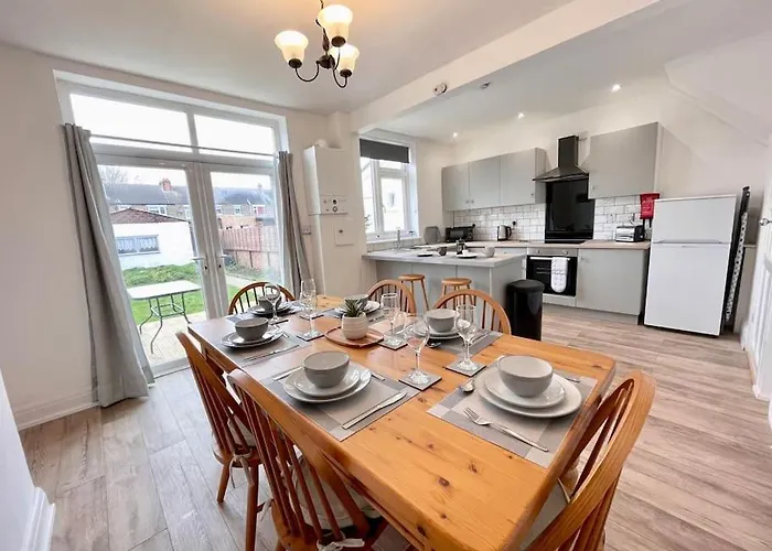 Portsmouth 3 Bedroom Getaway, Sleeps 6