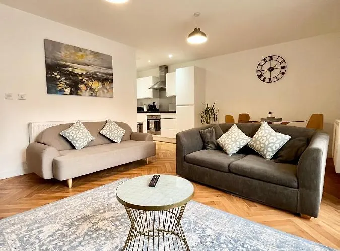 2 Double Beds Or 4 Singles, 2 Bathrooms, Free Parking, Smart Tv\'S, Close To Gunwharf Quays, Beach & Historic Dockyard