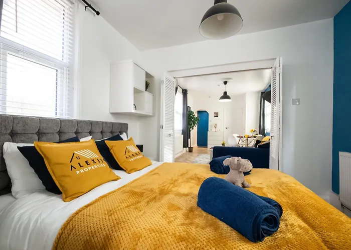 Seaside Retreat: Luxury 1-Bed, Free Parking