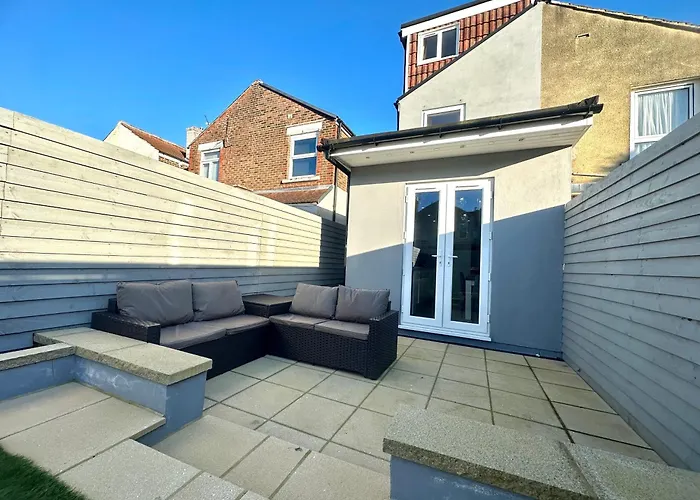 Open Mind Property - 6 Luxury Bedrooms With Free Parking