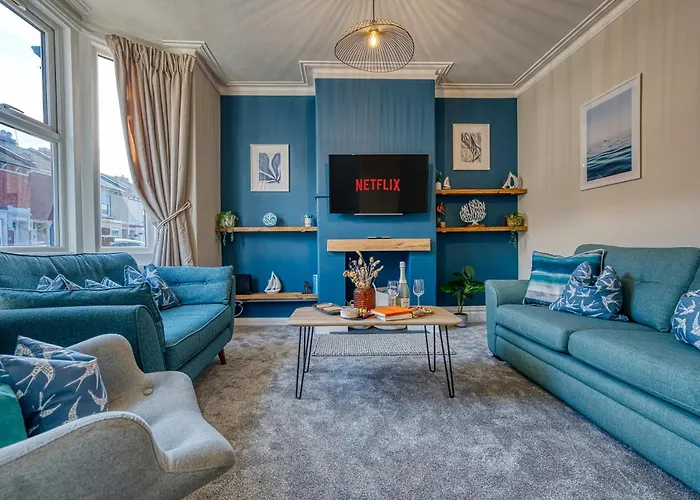 Easter Special Offer!! Modern, Stunning & Stylish 2-Br Contractor House, Prime Portsmouth Location With Free Parking Permit - By Blue Puffin Stays