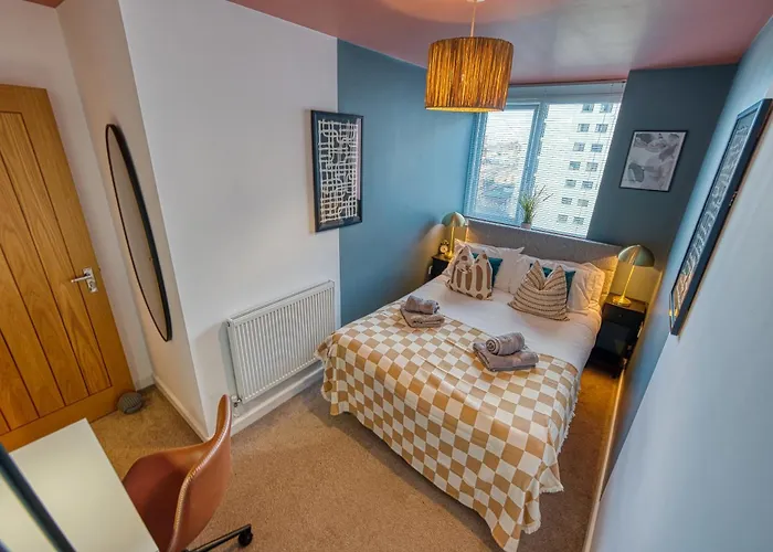 Easter Special Offer!! Cosy 2-Br Stunning City Apartment, Spacious, Sleeps 6, With Onsite Parking - Near Gunwharf Quays & Beach - By Blue Puffin Stays