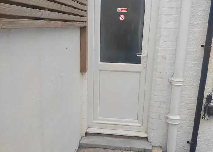 Top Quality Modern Southsea Garden Apartment Sleeps 4 People