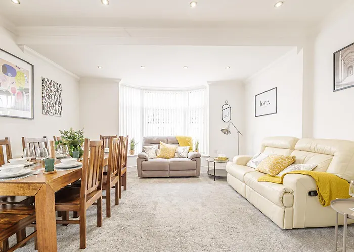 Luxury 4 Bedroom Apartment Southsea - Free Parking