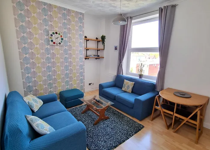 Southsea Escape - Coastal Holiday Apartment - 2 Double Bedrooms