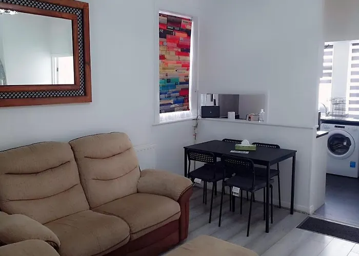 2 Bed 1St Floor Apartment-Own Entrance & Parking