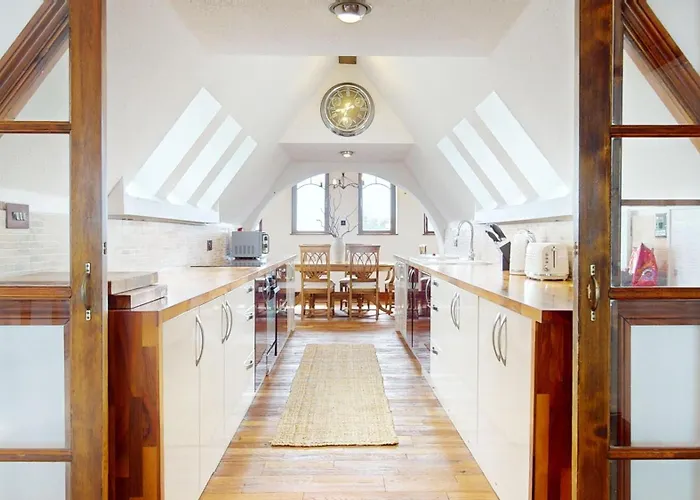 Spacious 4-Bedroom Penthouse Sleeps 8 - Great City View And Free Parking