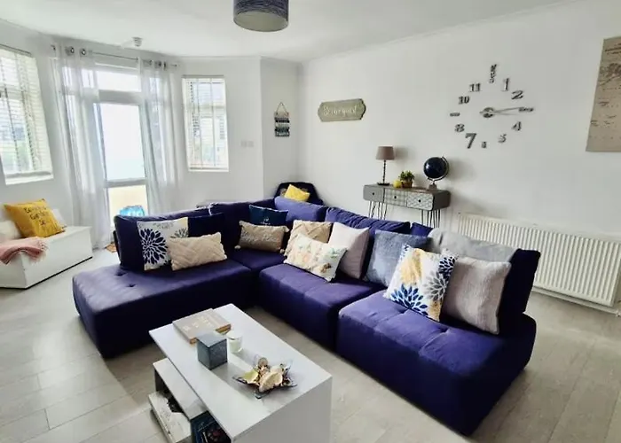 Stunning Spacious 3 Bedroom Seafront Apartment 2 Minute Walk To Beach, Shops, Restaurants