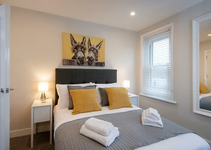 Flat D - Modern, Top Floor, 2 Bedroom, 2 Bathroom Apartment In Central Southsea, Portsmouth