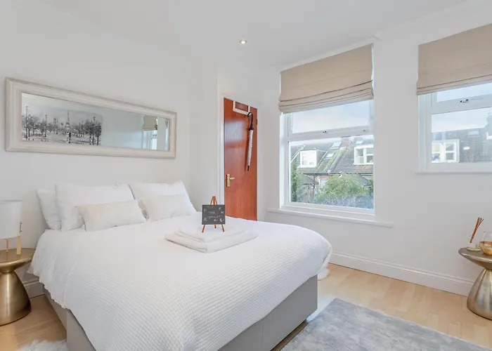 Luxury Granada Apartments - 1 & 2 Bed Flats W Free Parking Perfect For Contractors, Students Near The Beach