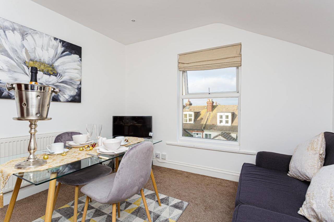 Granada Luxury Apartments: Beachside Flats With Parking