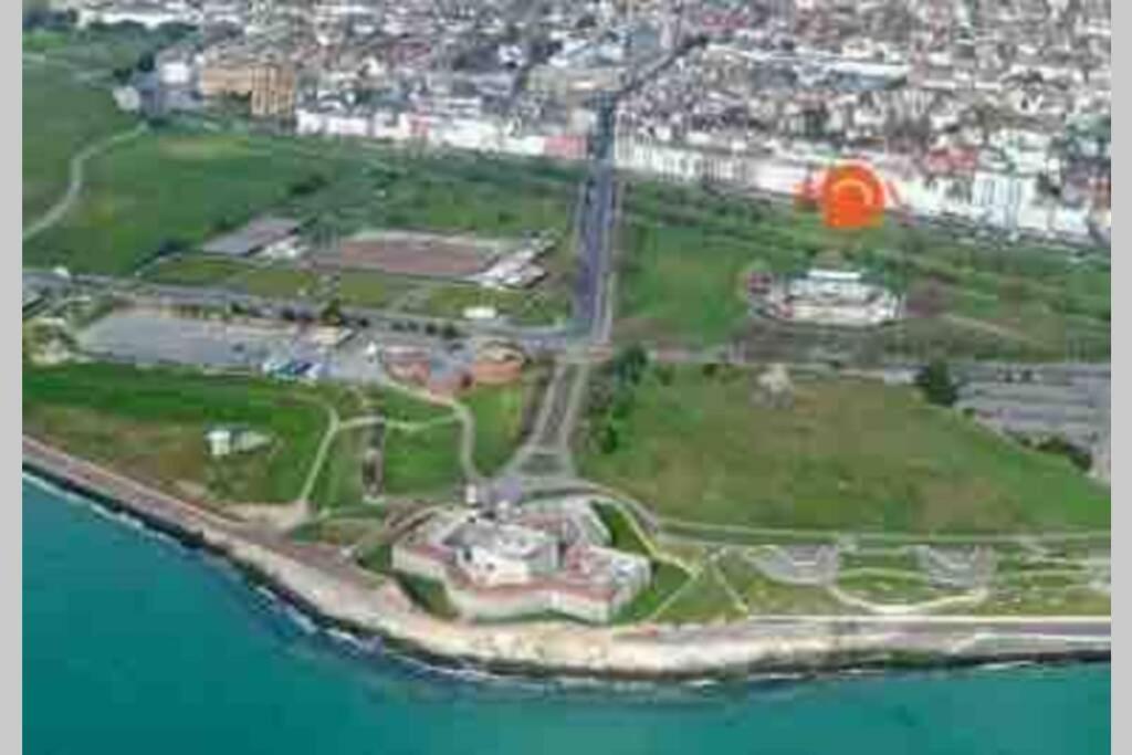 Stunning Spacious 3 Bedroom Seafront 2 Minute Walk To Beach, Shops, Restaurants
