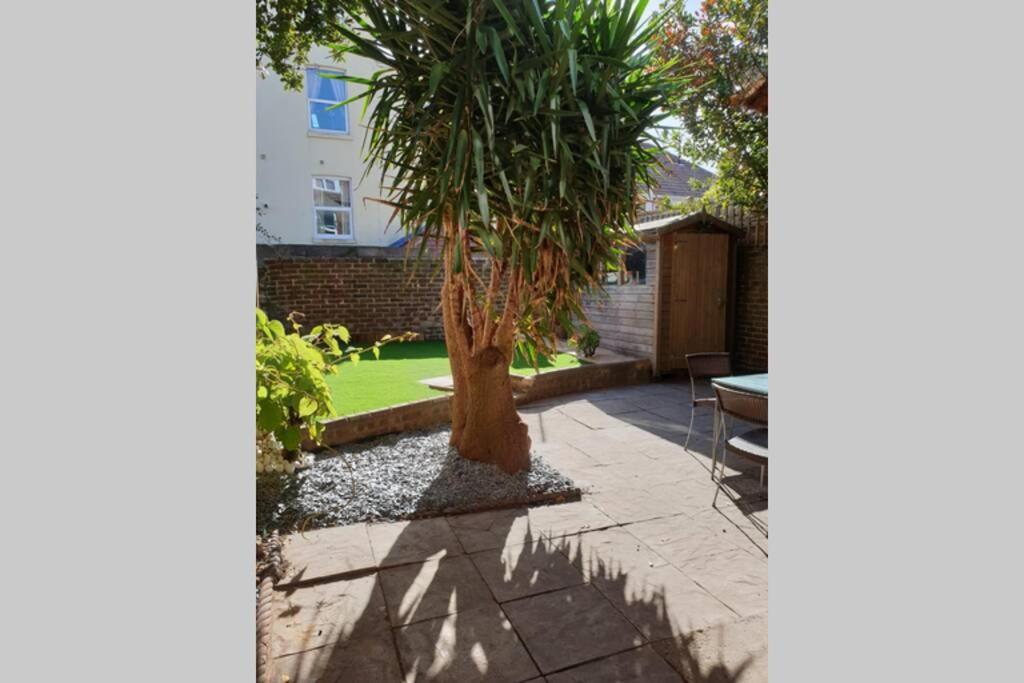 Beautiful Spacious Flat With Garden
