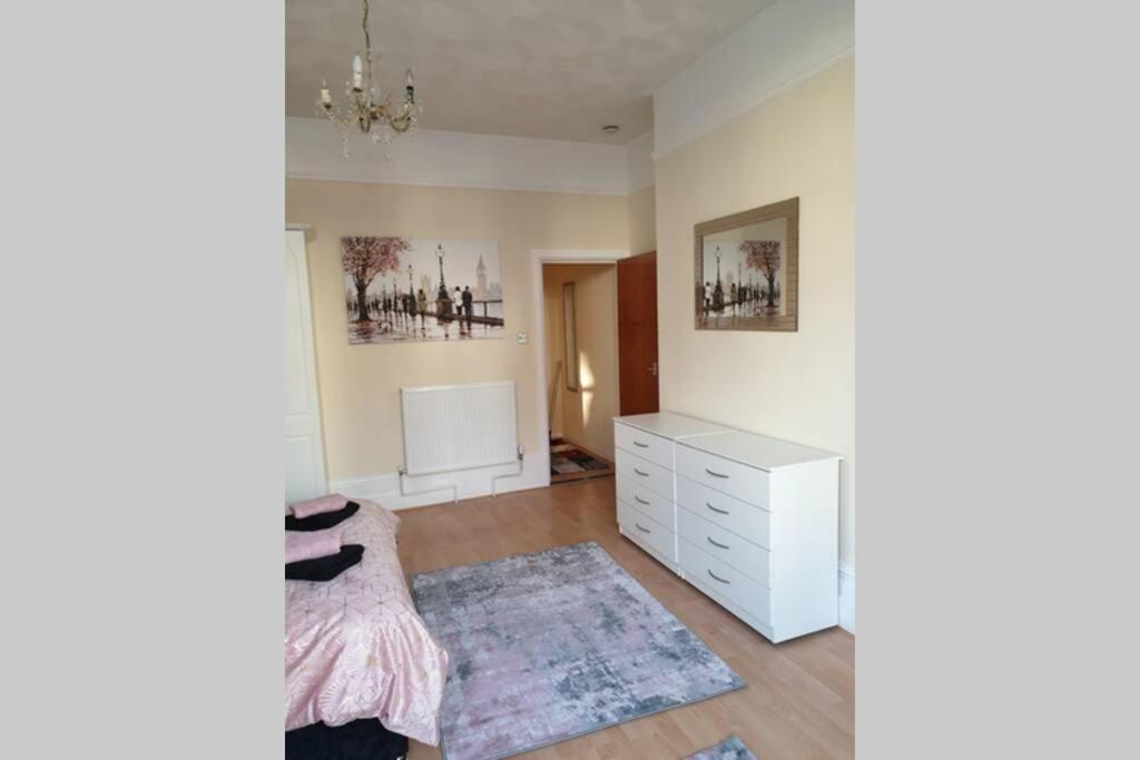 Beautiful Spacious Flat With Garden *