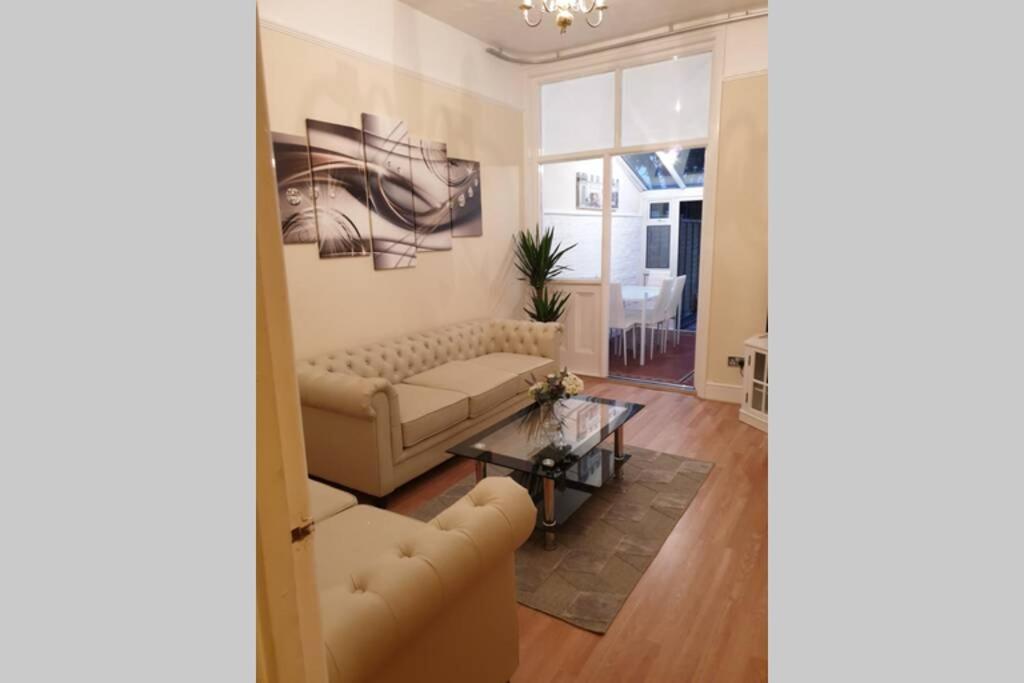 Beautiful Spacious Flat With Garden *