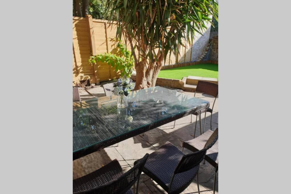 Beautiful Spacious Flat With Garden *