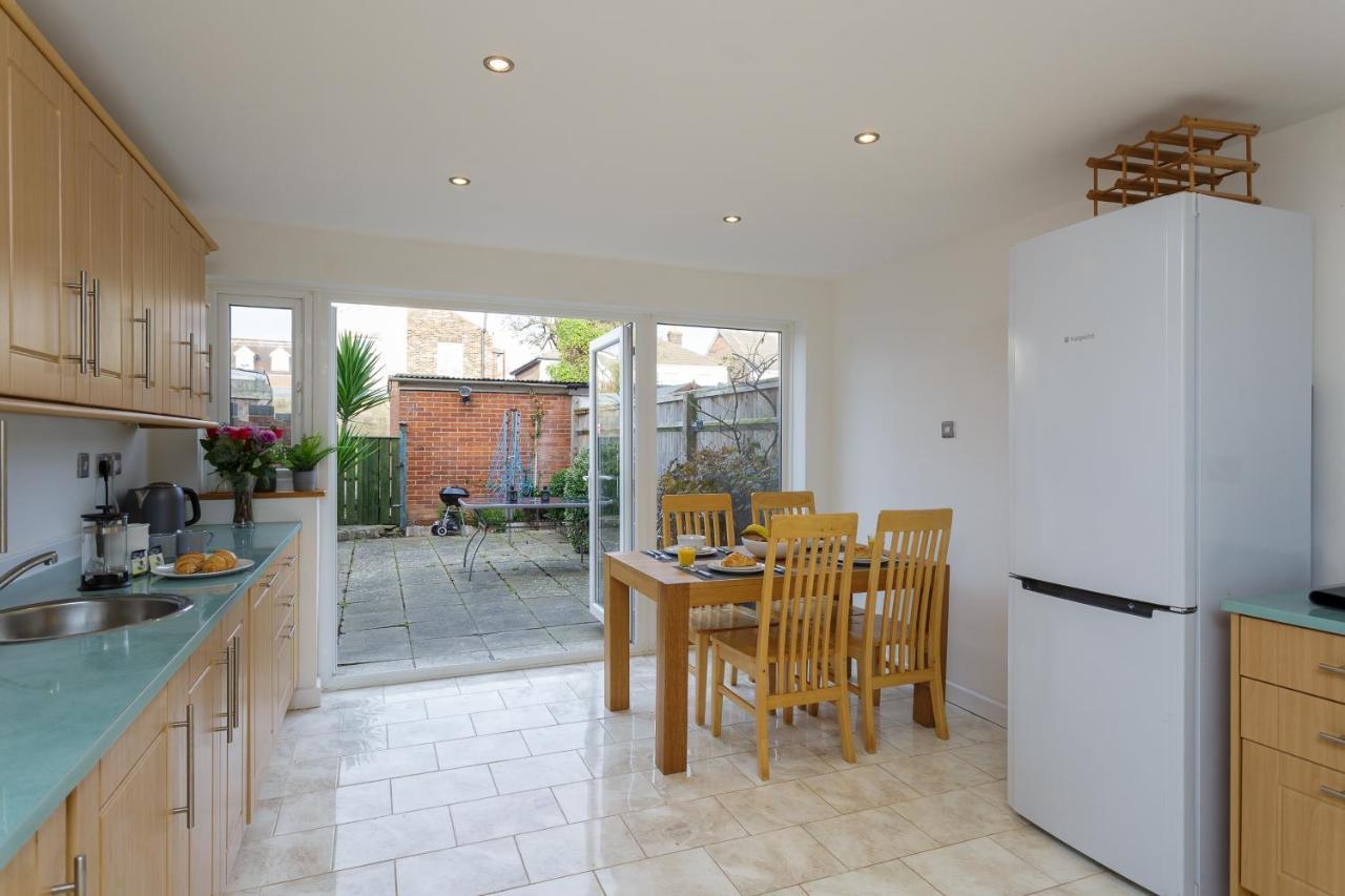 Price! Large For 4 - Smart Tv - Comfy Beds - Garden - 4 Single Beds Or 2 Doubles!