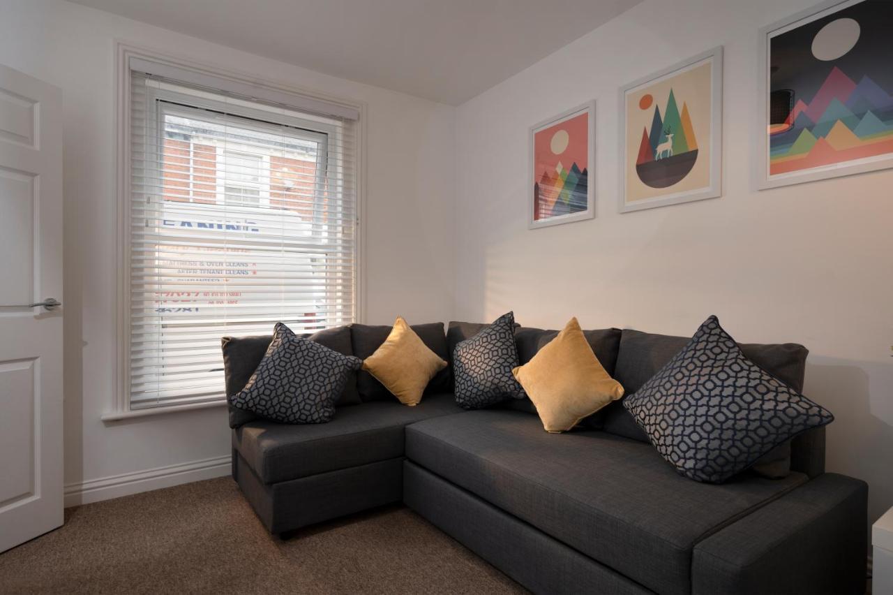 Oliverball Serviced - Lawson - Modern 3 Bedroom House In